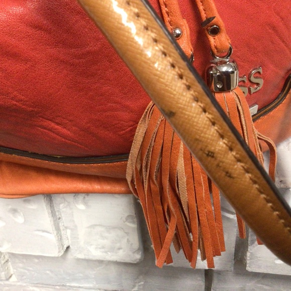 GUESS TOTE/SHOULDER BAG WITH DRAWSTRING FRINGED CLOSURE - Picture 15 of 15